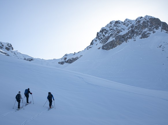 Tourengaenger mit Blick auf die Gaempiflue, am Donnerstag, 29. Februar 2024, auf einer Skitour auf den Riedchopf, in St. Antoenien. (KEYSTONE/Gian Ehrenzeller)