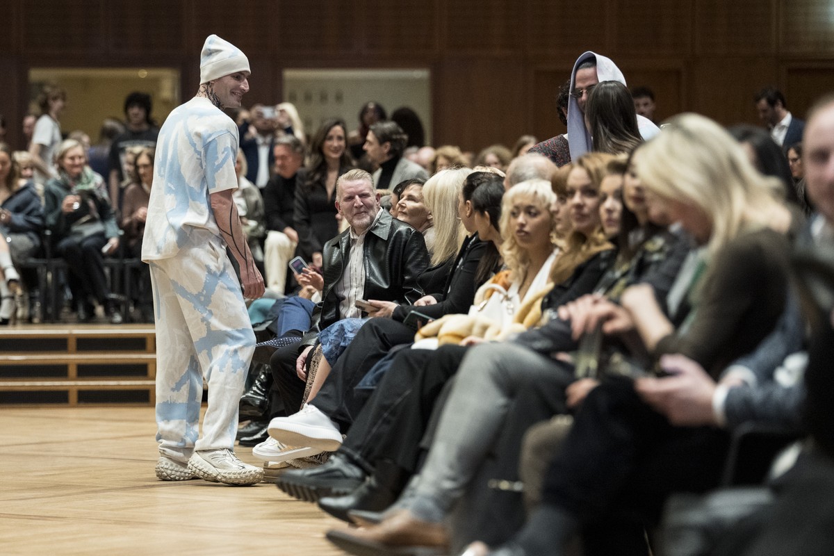 Designer Yannik Zamboni, links, am Eroeffnungstag der Zurich Fashon Week 2026 am Mittwoch, 11. Januar 2026 im Kongresshaus in Zuerich. (KEYSTONE/Claudio Thoma)