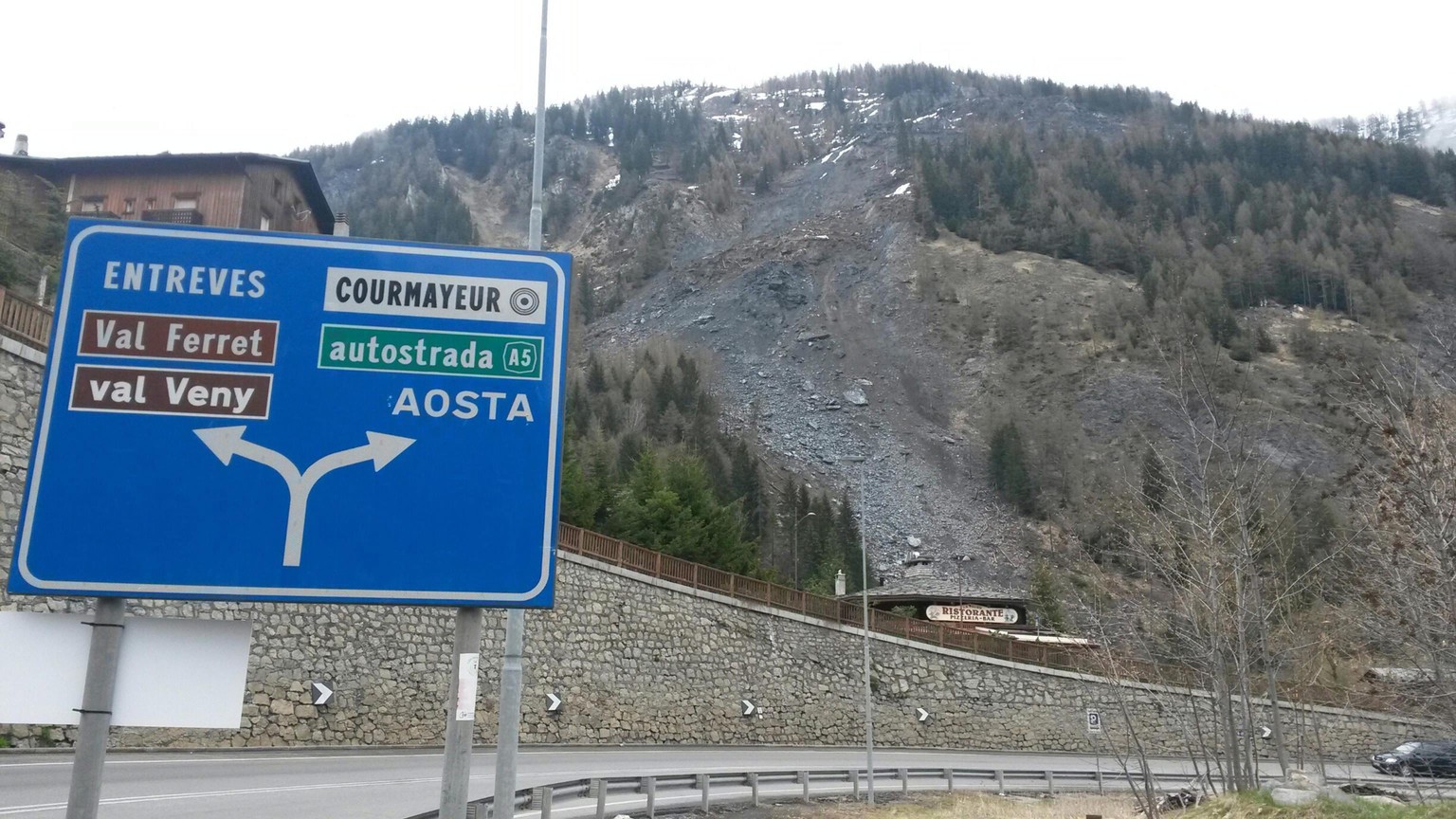 An diesem Hang donnerten bereits rund&nbsp;20'000 Kubikmeter Felsgestein zu Tal: Aosta-Tal bei Courmayeur.