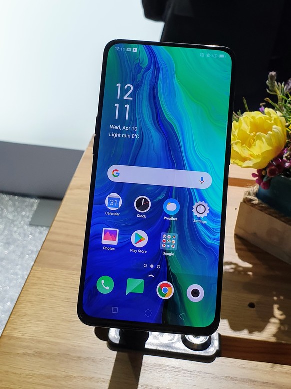 Das Oppo Reno 5G hat ein fast randlosen Display und eine 48-Megapixel-Kamera.