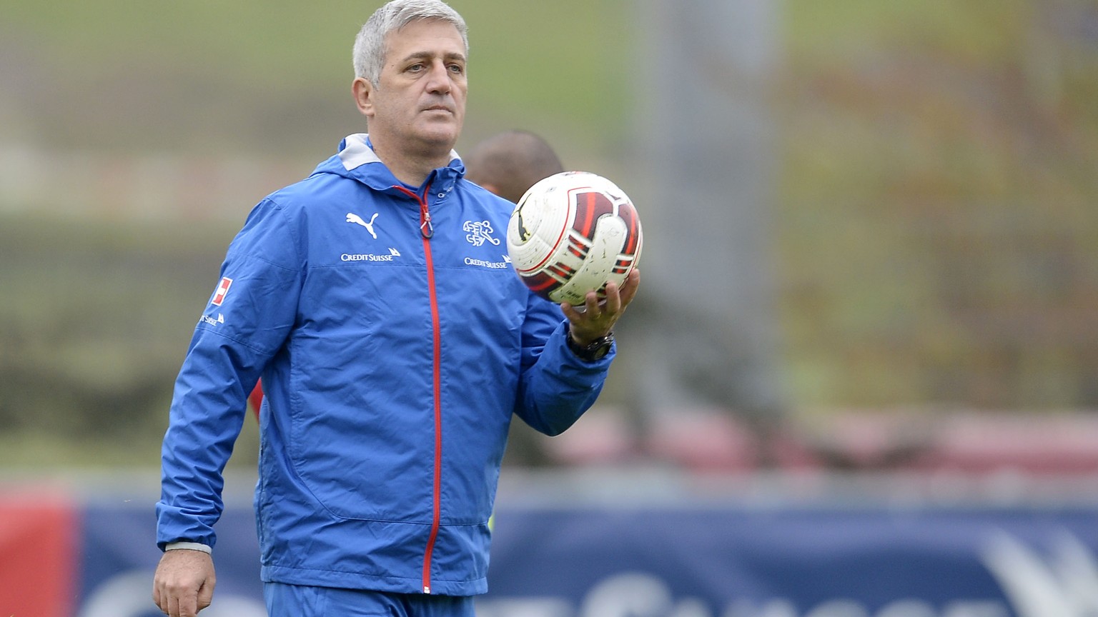 Vladimir Petkovic macht im Trainingsanzug eine gute Falle.