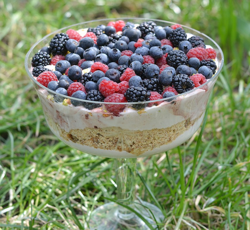 berry trifle dessert england britisch beeren essen food