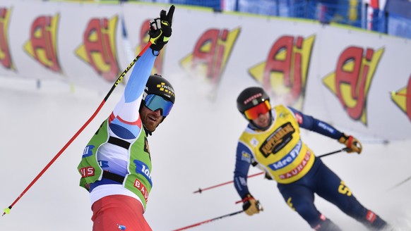 epa09009147 Alex Fiva (L) of Switzerland celebrates after winning the men&#039;s final race at the FIS Ski Cross World Championships 2021 in Idre, Sweden, 13 February 2021. EPA/ANDERS WIKLUND SWEDEN O ...