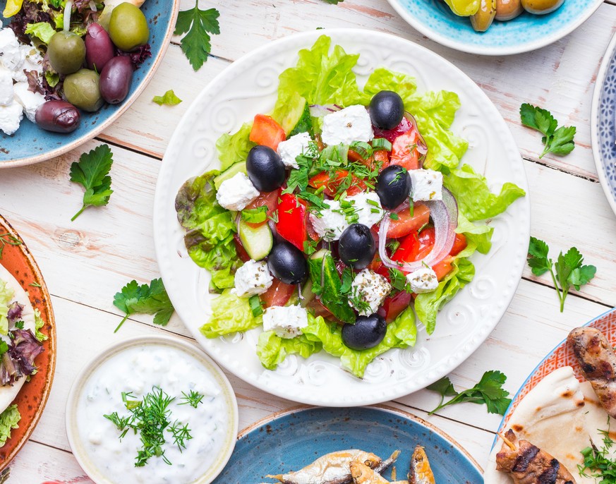 griechenland griechische küche gerichte essen food cuisine salat choriatiki keftedes souvlaki oliven gyros kebab türkisch feta shutterstock