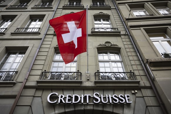 Eine Schweizer Fahne weht ueber dem Logo der Credit Suisse bei der Berner Credit Suisse Filiale, am Montag, 8. Mai 2023. (KEYSTONE/Peter Klaunzer)