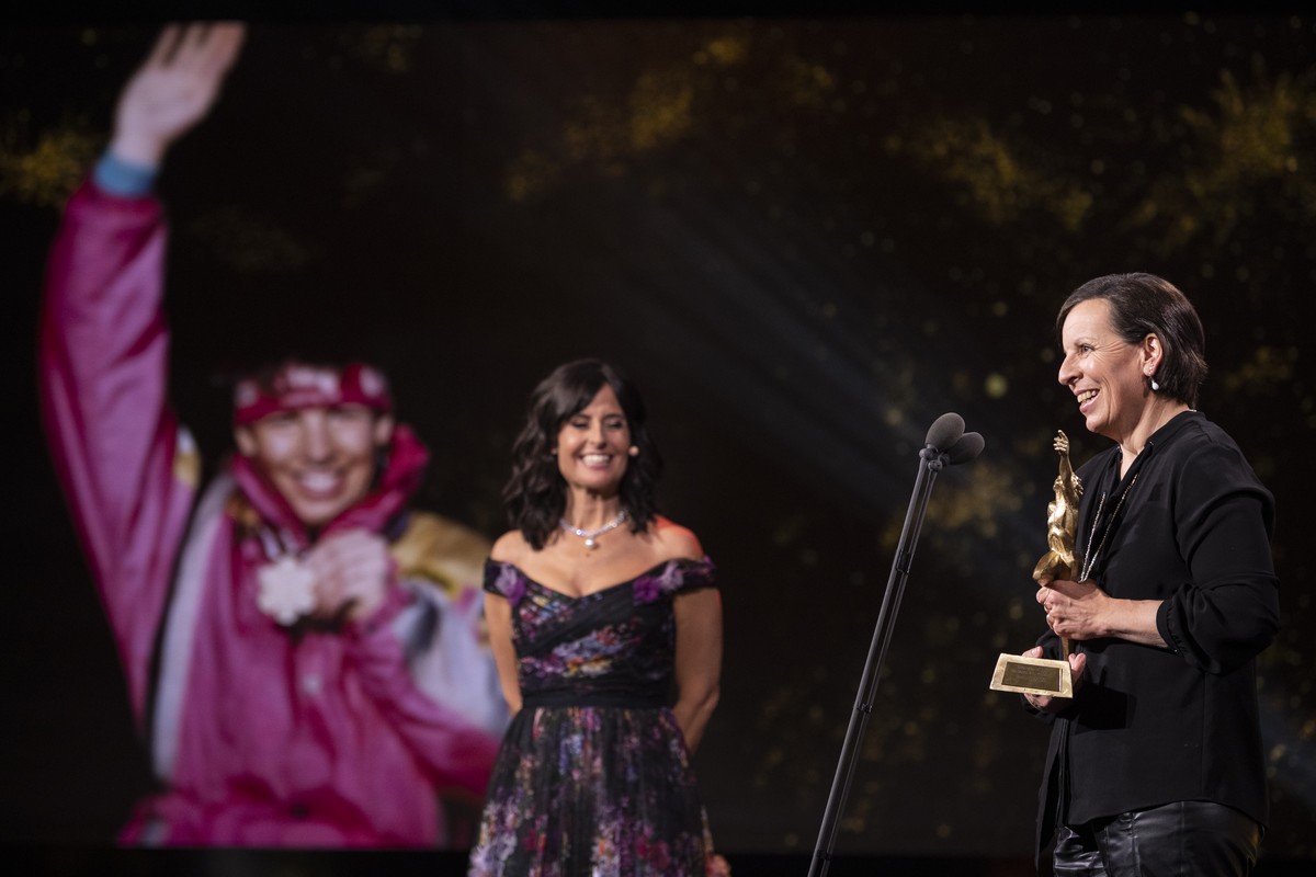 Skifahrerin Vreni Schneider erhaelt den Preis als "Beste Sportlerin aus 70 Jahren" an der Verleihung der Sports Awards 2020, aufgenommen am Sonntag, 13. Dezember 2020, in Zuerich. (KEYSTONE/ ...