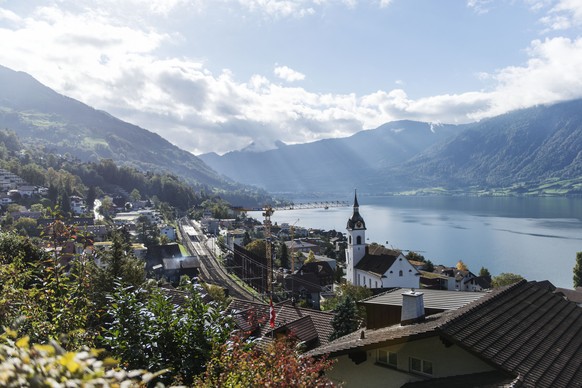 ZUM THEMA RAUMPLANUNG STELLEN WIR IHNEN DIESES NEUE BILDMATERIAL AUS WALCHWIL ZUR VERFUEGUNG --- Sicht vom Hang auf die Gemeide Walchwil, Schweiz, am 17. Oktober 2013. (KEYSTONE/Christian Beutler)