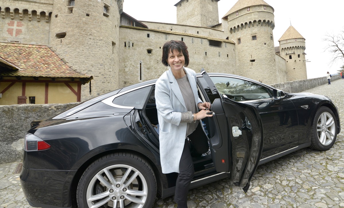 Fährt bereits elektrisch und ist begeistert: Umweltministerin Doris Leuthard und ihr Tesla.