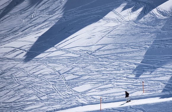 epaselect epa04698467 A skier descends on the slope from the Rothorn mountain in the Lenzerheide ski resort, Eastern Switzerland, 10 April 2015. The season 2014/15 was a difficult one for the ski reso ...