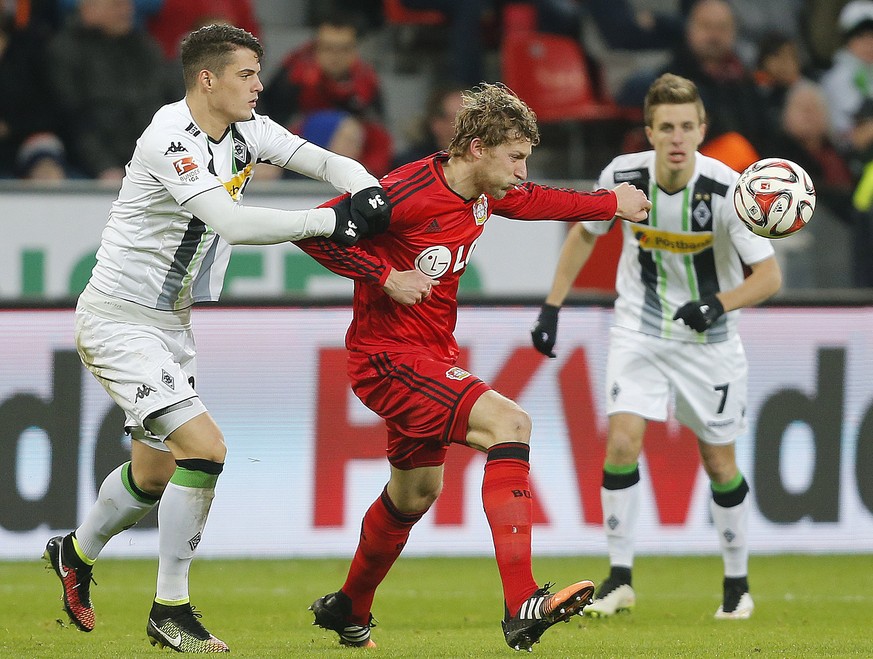 Granit Xhaka im Zweikampf mit Stefan Kiessling, Patrick Hermann schaut dem ganzen Treiben aufmerksam zu.&nbsp;