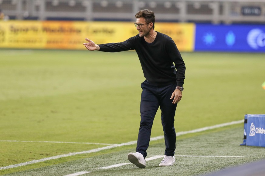 KANSAS CITY, KS - OCTOBER 07: Chicago Fire head coach Raphael Wicky argues a call in the first half of an MLS, Fussball Herren, USA match between the Chicago Fire and Sporting Kansas City on October 7 ...