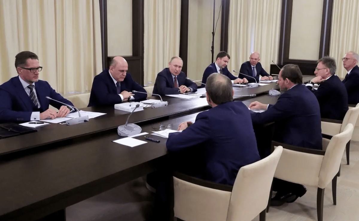 Kirill Androsov (à gauche) aux côtés du premier ministre russe Mikhaïl Michoustine et du président Vladimir Poutine (11 mars 2020).