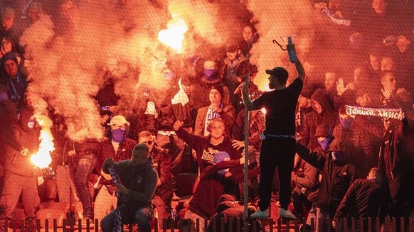 Die Grasshopper Fans zuenden Pyros im Fussball Meisterschaftsspiel der Super League zwischen dem Grasshopper Club und dem FC Zuerich im Letzigrund, am Samstag, 23. Oktober 2021 in Zuerich. (KEYSTONE/E ...