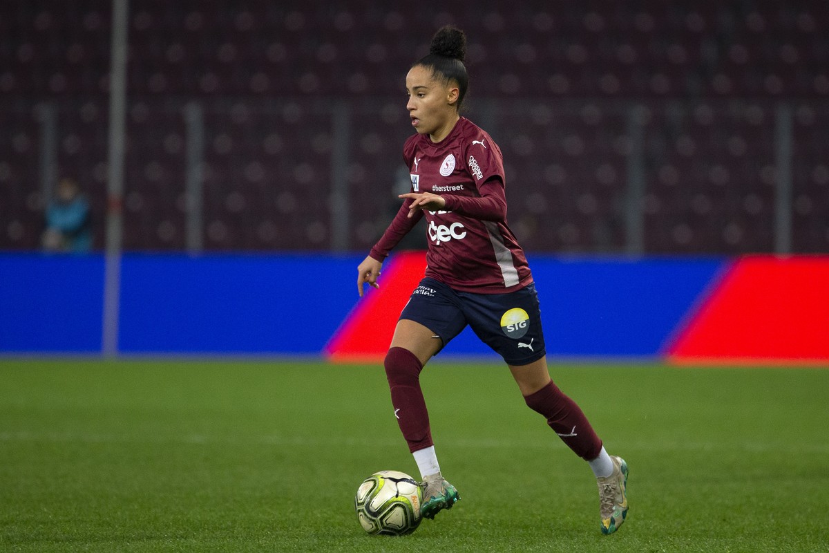 Servette's Amira Arfaoui controls the ball, during the Women�s Super League soccer match of Swiss Championship between Servette FC Chenois Feminin and FC Zuerich Frauen, at the Stade de Geneve st ...