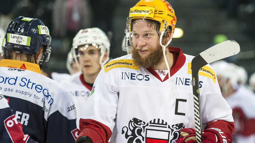 Lausannes Jonas Junland, rechts, im Eishockey Meisterschaftsspiel der National League zwischen dem EV Zug und Lausanne HC, am Samstag, 3. November 2018, in der Bossard Arena in Zug. (PPR/Alexandra Wey ...