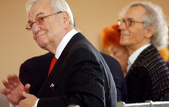 epa07690965 (FILE) - Former Chrysler Chairman Motors Lee Iacocca (L) is seen before the start of the Ellis Island Family Heritage Awards held on Ellis Island in New York, USA, 19 April 2005(reissued 0 ...
