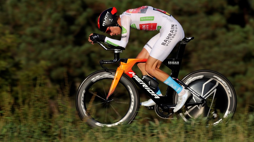 epa09449978 Swiss rider Gino Mader of Bahrein Victorious team in action during the 21st and last stage of the Spanish Cycling Vuelta, a 33,8km-long individual time-trial race between Padron and Santia ...