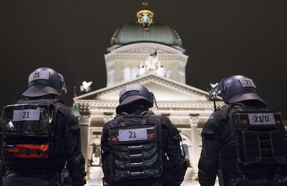 Polizisten beobachten das Bundeshaus und den Bundesplatz, am Samstag, 10. Oktober 2015 in Bern. Die Polizei hat am Samstagabend in Bern mit einem massiven Aufgebot einen unbewilligten &quot;Antifaschi ...