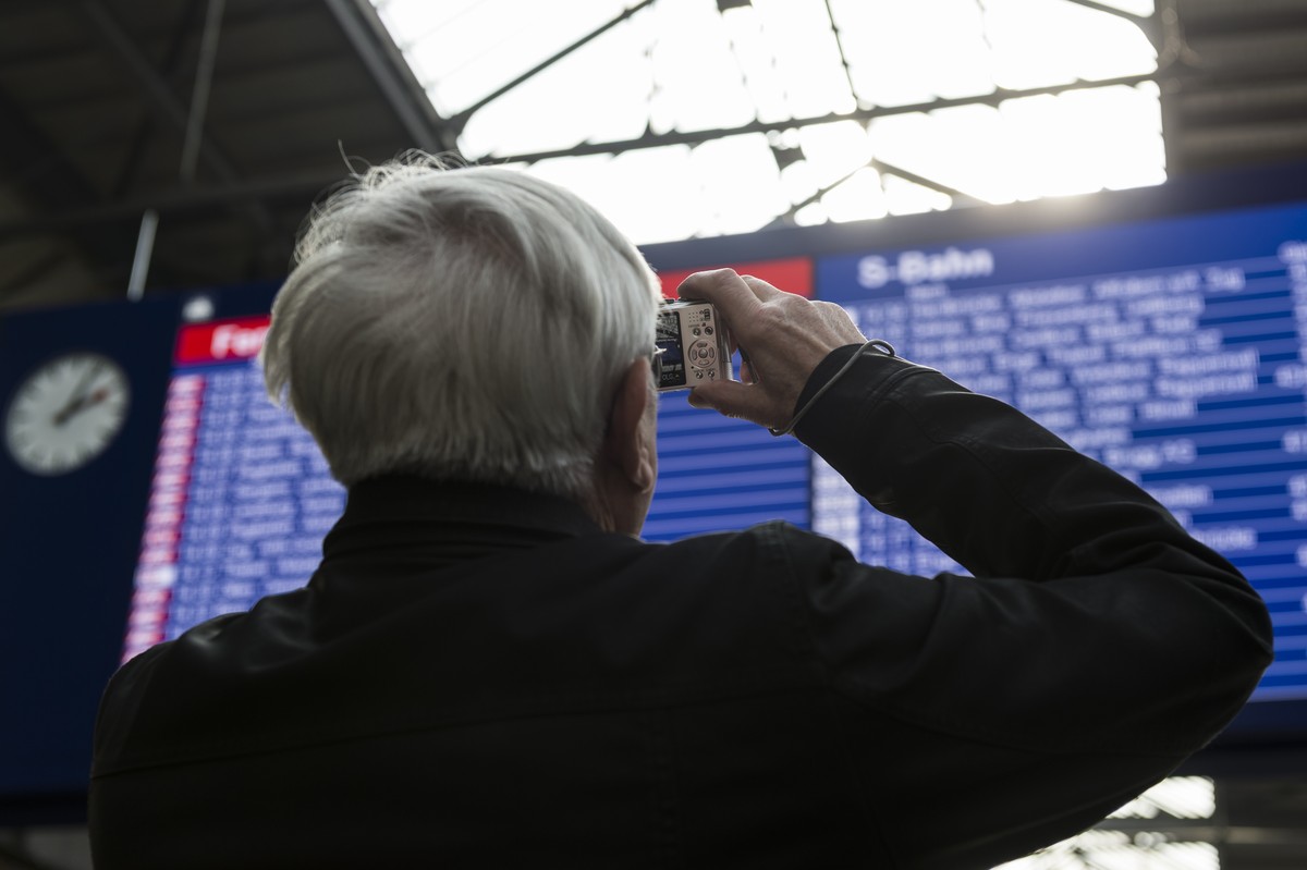 Ein Mann fotografiert die neue LED-Anzeigetafel, welche den alten Generalanzeiger mit mechanischen Fallblattanzeige ersetzt, im Hauptbahnhof in Zuerich, am Dienstag, 20. Oktober 2015. Die SBB hat die  ...