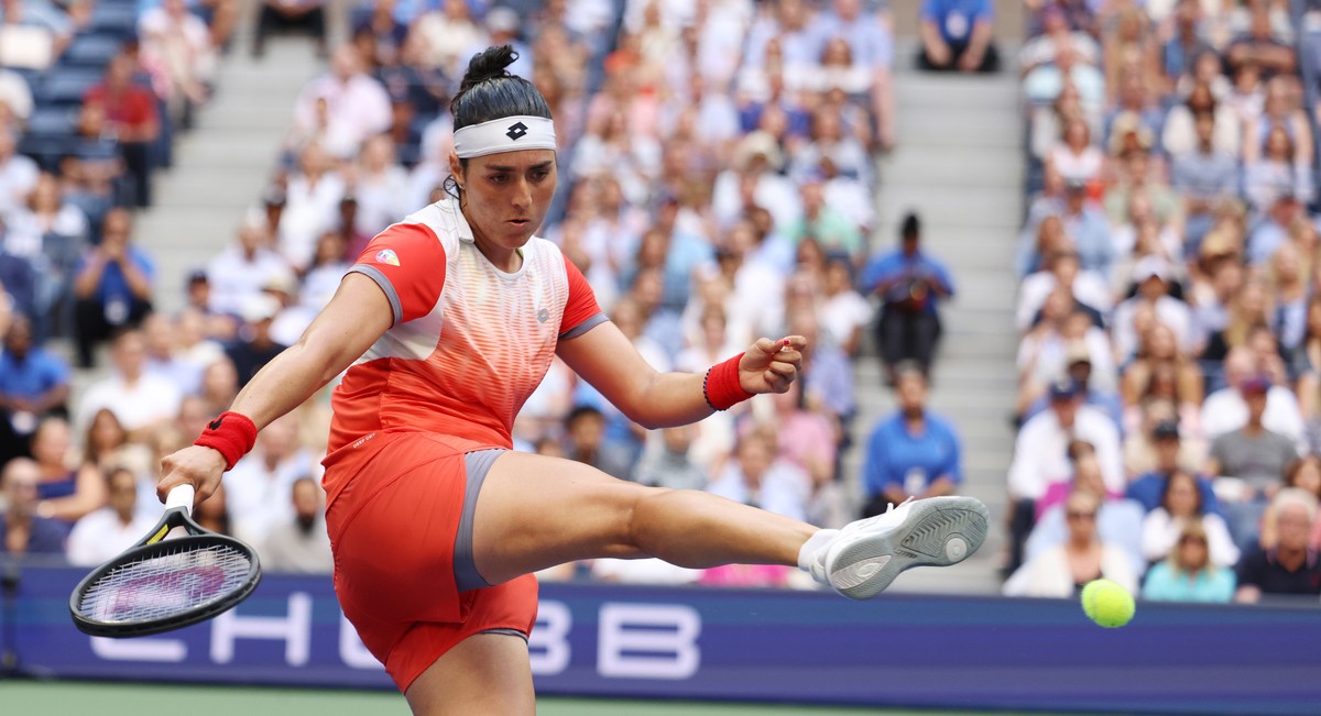 epaselect epa10176707 Ons Jabeur of Tunisia kicks a ball as she plays Iga Swiatek of Poland during women's final match at the US Open Tennis Championships at the USTA National Tennis Center in Fl ...