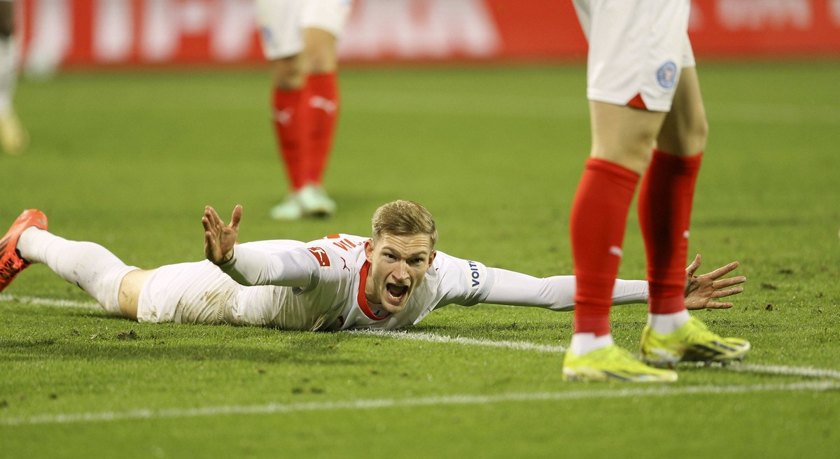 Foto : skeptische Miene bei ... Maximilian BREUNIG Heidenheim , er wird im Strafraum gefoult und fordert einen Elfmeter Fussball 1. Bundesliga am Sa 02.11.2024 Holstein Kiel - 1. FC Heidenheim 1 - 0 * ...