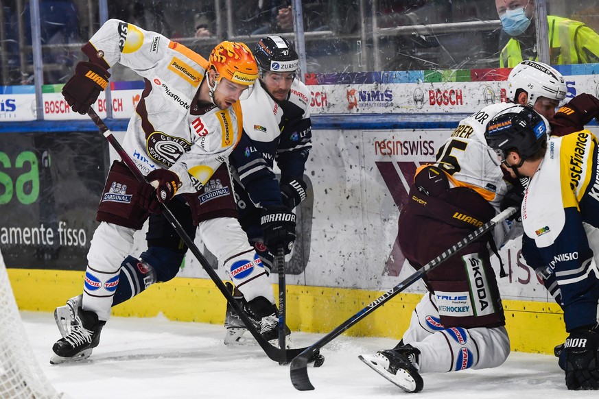 Servette&#039;s Top Scorer Henrik Toemmernes and Ambri&#039;s player Isacco Dotti, from left, fight for the puck, during the preliminary round game of National League Swiss Championship between HC Amb ...