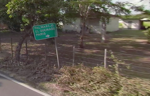 Ein Strassenschild/Wegweiser, welches den Weg nach Paris (Barrio in Lajas, Puerto Rico) anzeigt.