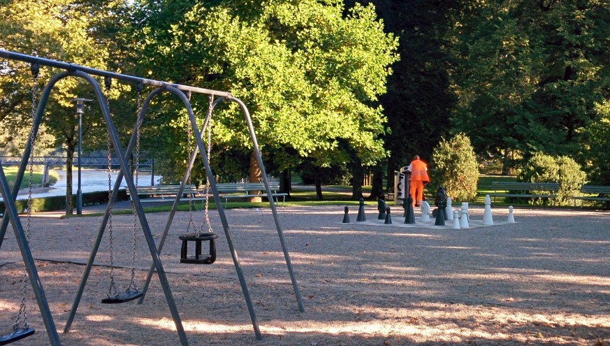 Ein ERZ-Mitarbeiter leert die Abfalleimer am Spielplatz beim Platzspitz (22.08.2015).