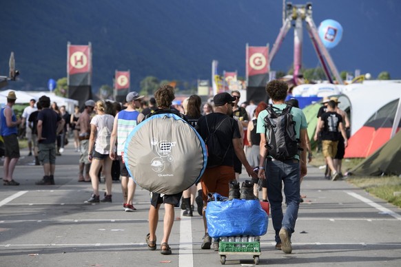 Festival goers go to the camping area, during the Greenfield Openair Festival, this Thursday, June 7, 2018 in Interlaken, Switzerland. (KEYSTONE/Anthony Anex)