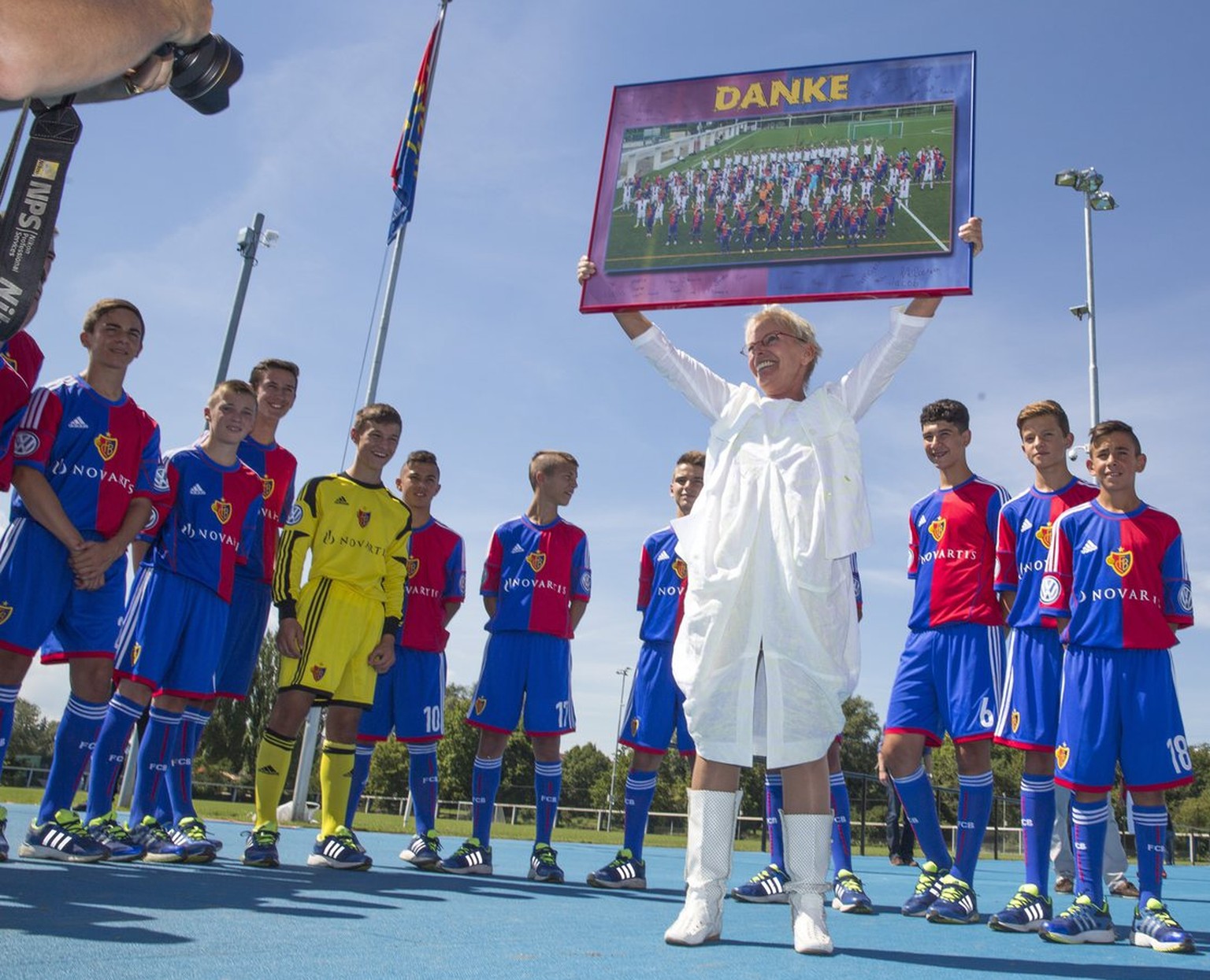 Ex-Praesidentin Gigi Oeri bekommt von den Juniorenmannschaften ein Bild geschenkt, anlaesslich der feierlichen Eroeffnung des neuen Nachwuchs-Campus FC Basel auf dem Areal St. Jakob am Samstag, 17. Au ...