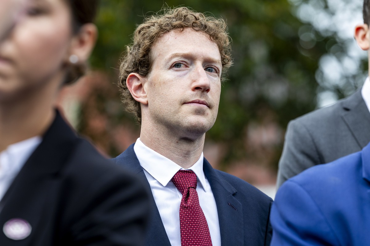 epa13271832 Chief Executive Officer of Meta Mark Zuckerberg stands outside the West Wing of the White House in Washington, DC, USA, 29 September 2026. President Trump and leading technology executives ...