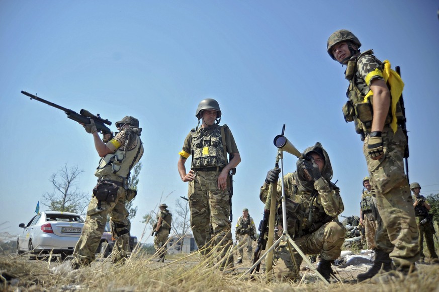 Sowohl ukrainische Soldaten (im Bild) wie auch prorussische Separatisten bezichtigten sich zuletzt wieder vermehrt der Missachtung der geltenden Waffenruhe.&nbsp;