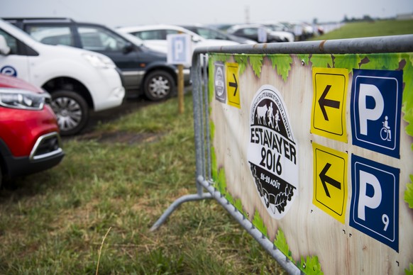 Des voitures sont visible sur le parking du site de la Fete federale de lutte et des jeux alpestres (Eidgenoessisches Schwing- und Aelplerfest), Estavayer 2016, ce jeudi 18 aout 2016 sur le site de l& ...