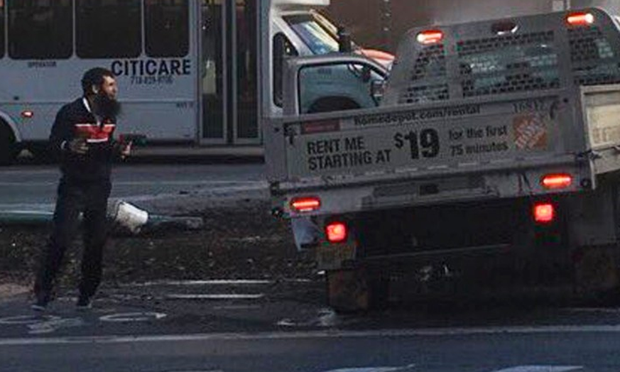 Der Attentäter rennt nach dem Angriff auf die Strasse.