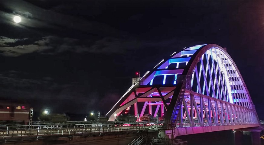 So hell beleuchtet die Brücke über die Strasse von Kertsch nicht mehr. (Aufnahme aus dem Februar 2022)