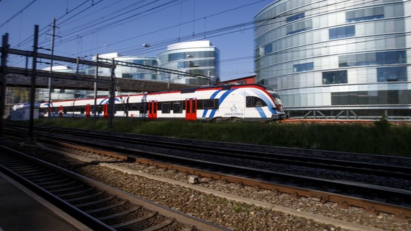Un train FLIRT Leman Express arrive dans la zone de stationnement des trains de la gare CFF de Geneve-Secheron, ce lundi 6 mai 2019 a Geneve. (KEYSTONE/Salvatore Di Nolfi)