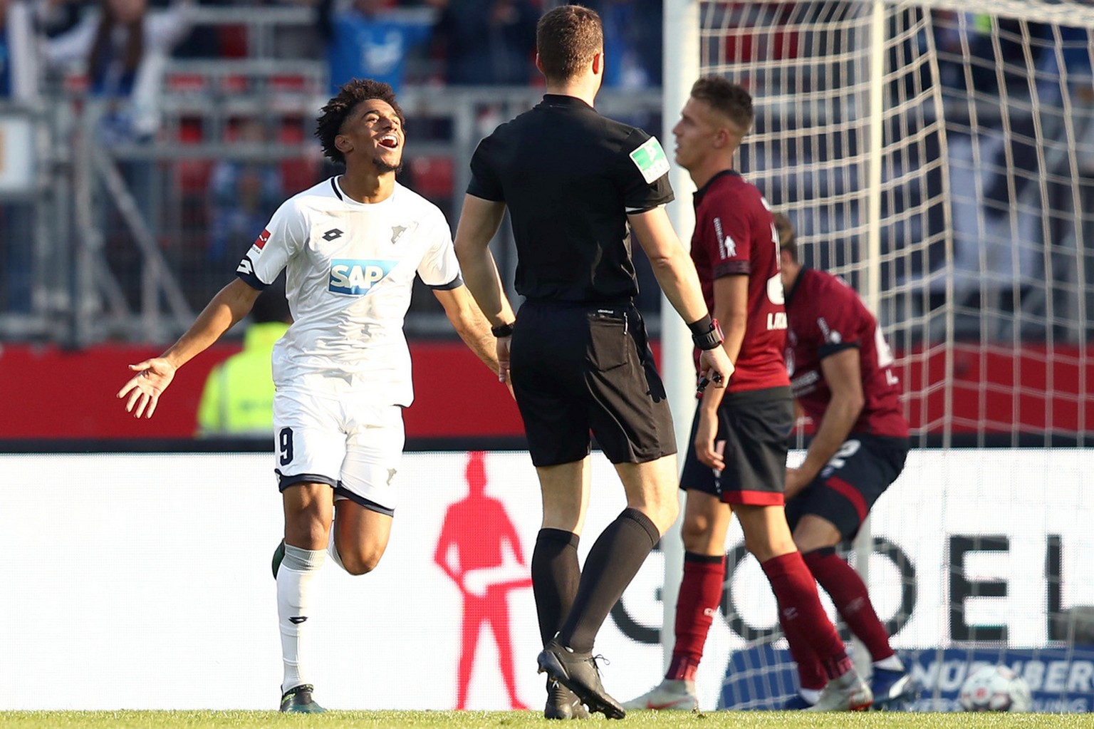 20.10.2018, Bayern, Nürnberg: Fußball: Bundesliga, 1. FC Nürnberg - 1899 Hoffenheim, 8. Spieltag im Max-Morlock-Stadion. Der Hoffenheimer Reiss Nelson (l) jubelt über seinen Treffer zum 1:1. Foto: Dan ...