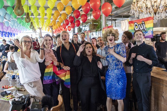 Personen vom Pro Komitee mit unter anderem Anna Rosenwasser, Feministische Autorin, zweite von links, und Nationalraetin Tamara Funicello, SP-BE, vierte von links, feiern am Sonntag, 26. September 202 ...