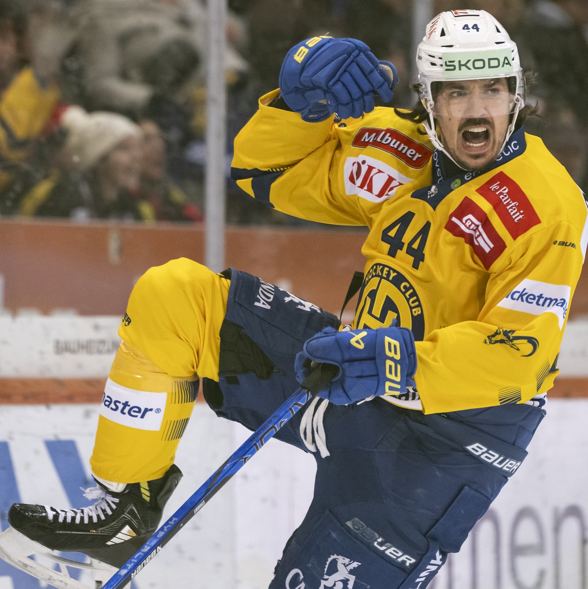 Matej Stransky (HCD) jubelt nach seinem Ausgleichstor zum 1:1 im Spiel der Eishockey National League zwischen SC Bern, SCB, und HC Davos, HCD, vom Freitag, 22. November 2024 in Postfinance Arena in Be ...