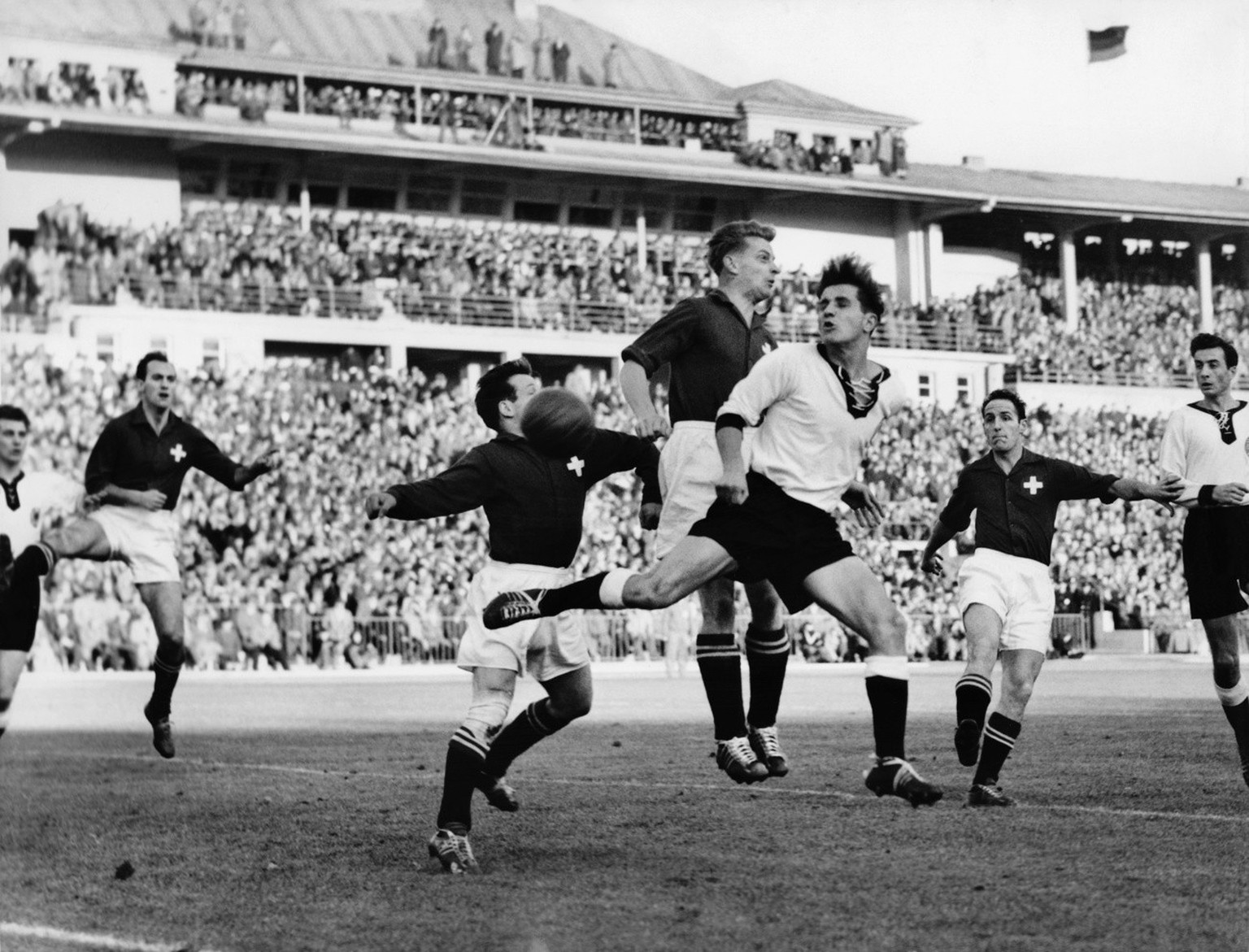 Spielszene vor dem Schweizer Tor im Freundschaftsspiel Deutschland-Schweiz am 21. November 1956 in Frankfurt mit den Schweizer Spielern Frosio, Thueler, Koch, dem Deutschen Heinz Vollmar, sowie Willy  ...