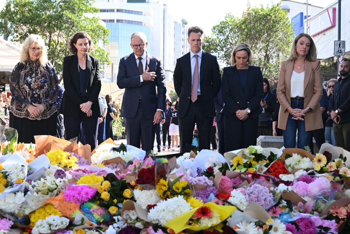 Le premier ministre australien Anthony Albanese (3e depuis la gauche) à rendu hommage aux victimes.