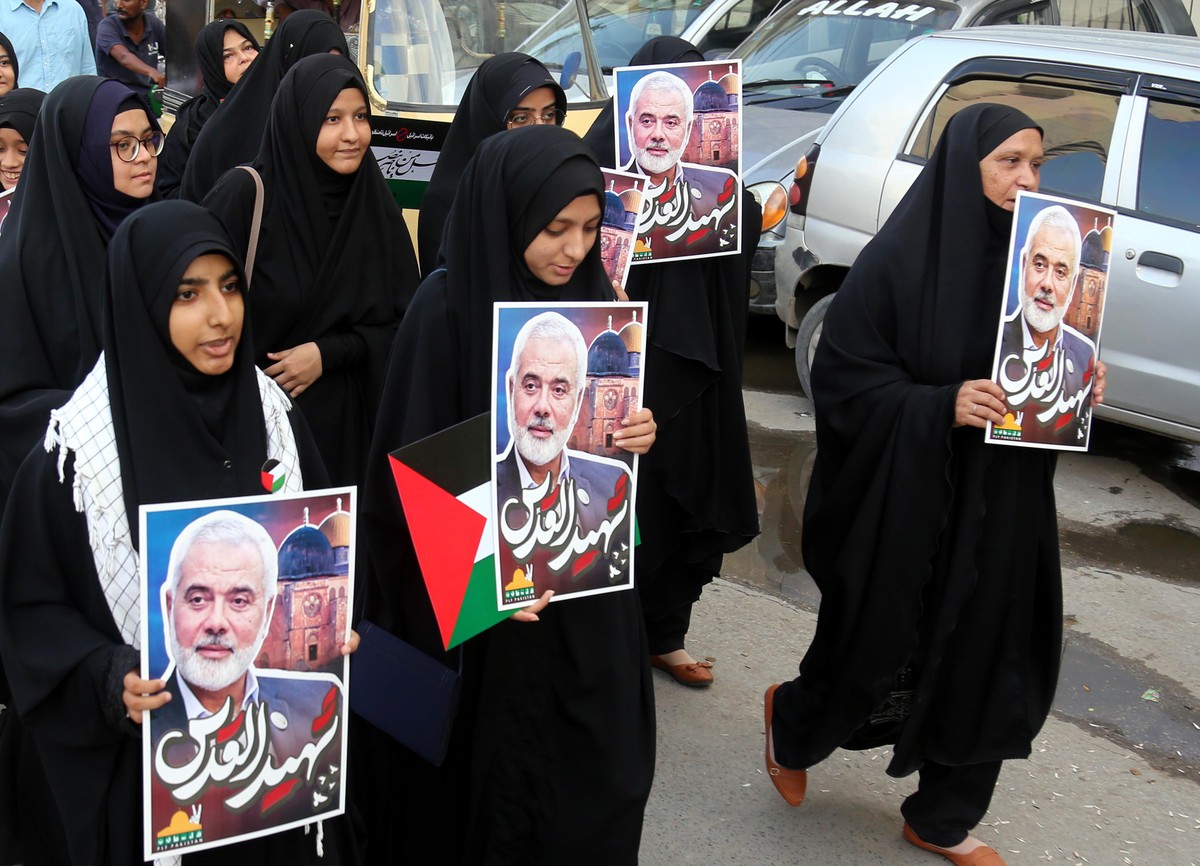 epa11512144 Supporters of the Palestine Foundation group participate in a protest following the death of Hamas political leader Ismail Haniyeh, in Islamabad, Pakistan, 31 July 2024. According to an Ir ...