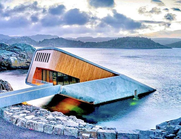 27 Bilder, die es so vermutlich nur in Skandinavien zu sehen gibt\nDas glaub erste und grösste Unterwasserrestaurant, ist ganz im Süden von Norwegen. Der Speisesaal liegt fünf Meter unter dem Meeressp ...