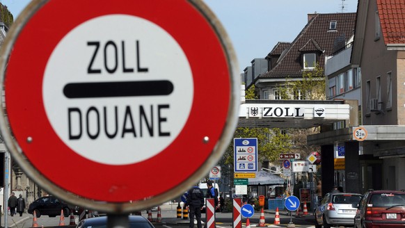 epa02671438 Cars stand at the checkpoint between Kreuzlingen, Switzerland and Konstanz, Germany, April 05, 2011. Due to the strong Swiss franc, German retailers in the border area have experienced an increase in ...