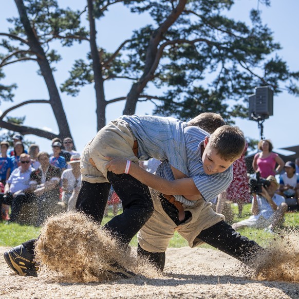 Zwei Jungschwinger in aktion auf der Ruetliwiese waehrend der Bundesfeier auf dem Ruetli, welche im Zeichen des Schweizer Traditionssport Schwingen steht, am Montag, 1. August 2022. (KEYSTONE/Urs Flue ...