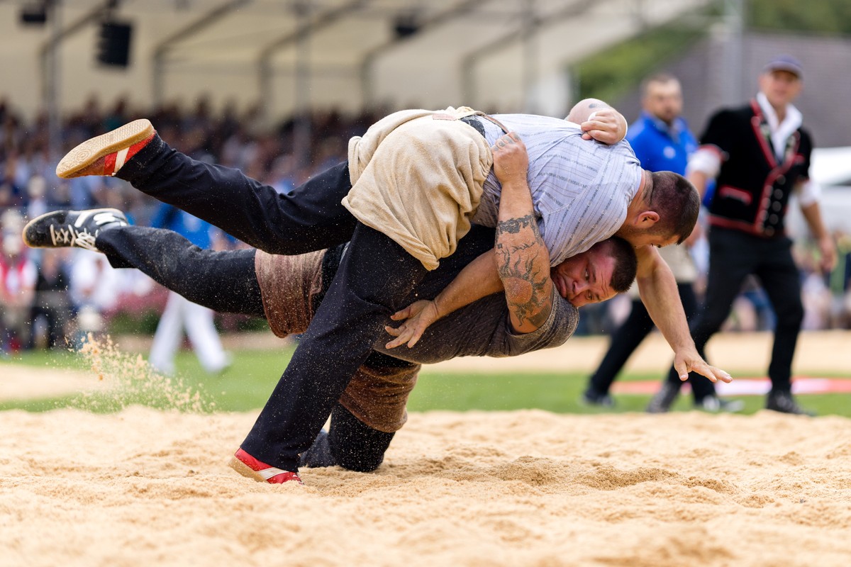 Patrick Raebmatter, unten, gegen Andrj Gerber im zweiten Gang beim Nordwestschweizer Schwingfest, am Sonntag, 7. August 2022, in Brugg. (KEYSTONE/Philipp Schmidli)