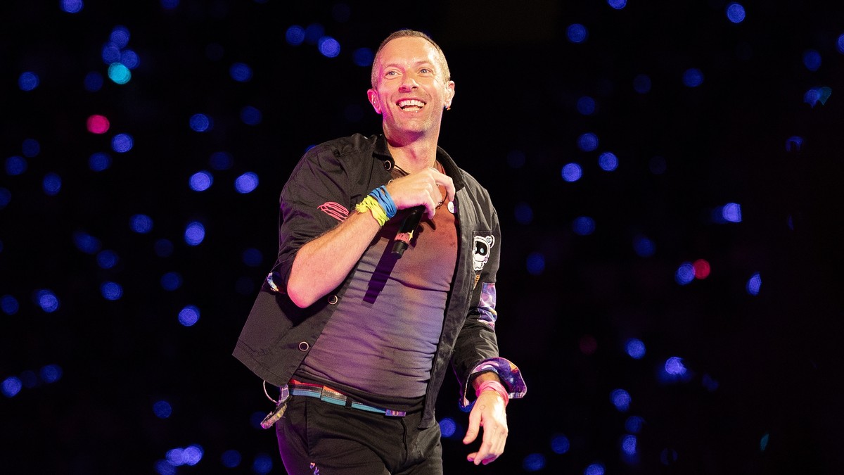 epa11098802 British singer Chris Martin of British band Coldplay performs at the National Stadium in Singapore, 23 January 2024. Coldplay begins their first of six concerts in Singapore, part of their ...