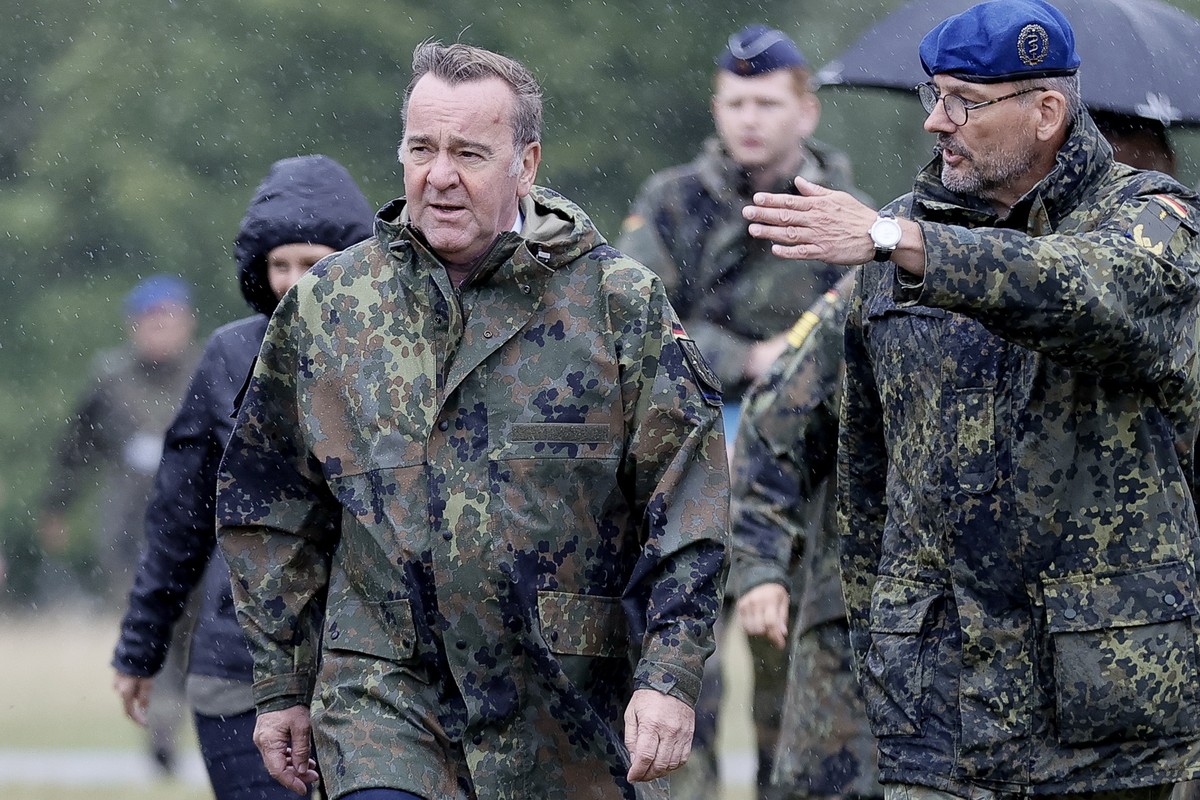 epa10779407 German Defense Minister Boris Pistorius (C-L) during his visit at the Bundeswehr medical service to attend a demonstration of their operational medicine skills, in Ulm, Germany, 01 August  ...