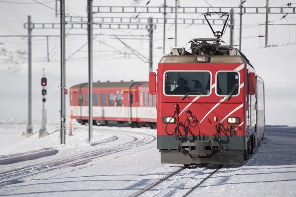 Ein Zug der Matterhorn-Gotthard Bahn auf dem Oberalppass am Freitag 14. Dezember 20018. Ein Schneerutsch unterbrach am fruehen Montagmorgen, 24. Dezember 2018, die Bahnstrecke zwischen Uri und Graubue ...