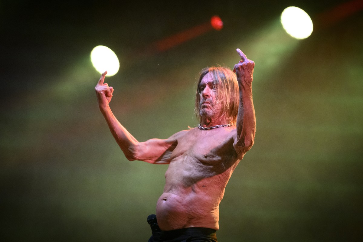 epa10126482 US musician Iggy Pop performs on the main stage of the 26th Venoge Festival in Penthaz, Switzerland, 17 August 2022. The festival runs from 17 to 21 August. EPA/LAURENT GILLIERON EDITORIAL ...
